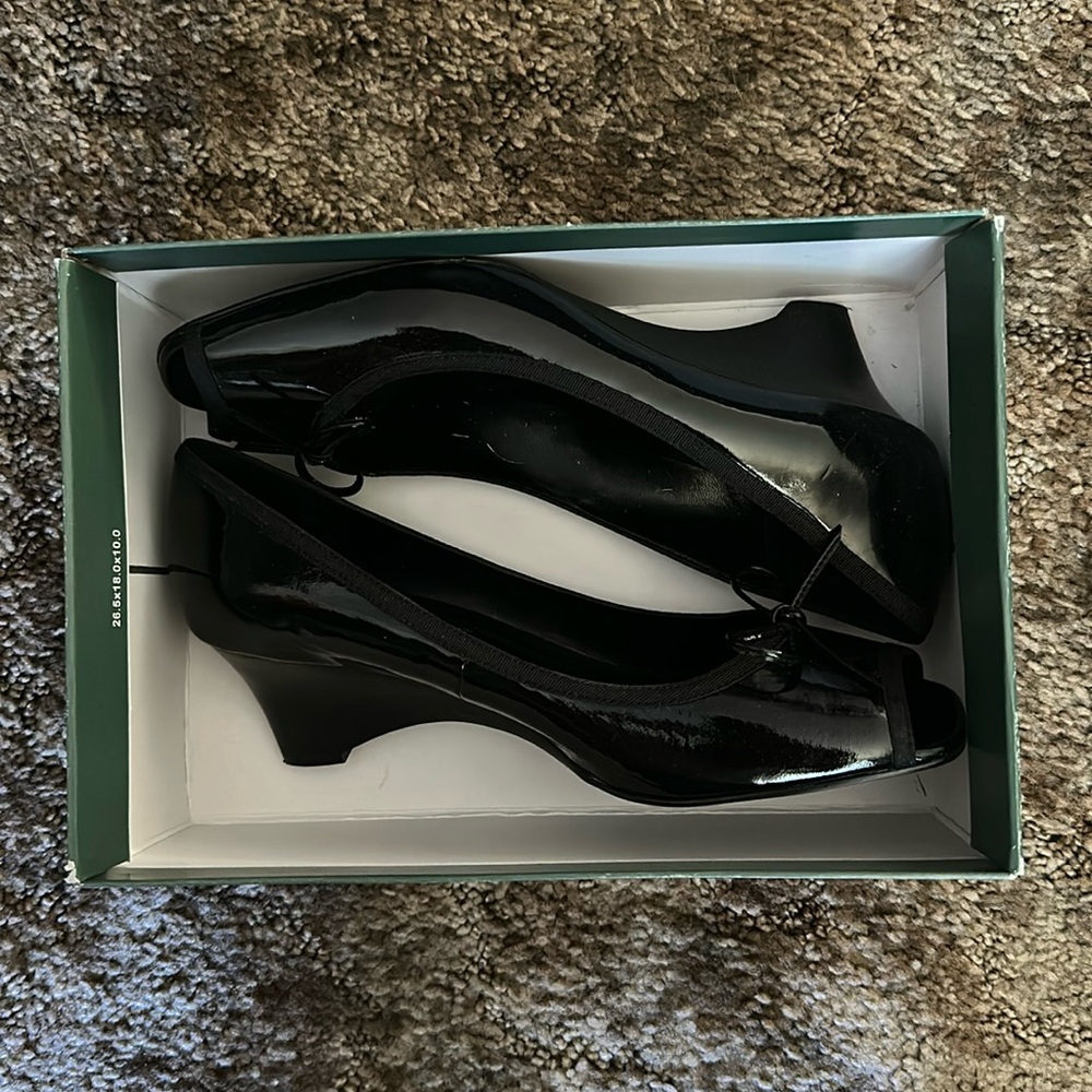 NIB Black Patent Peep Toe Bow Wedge